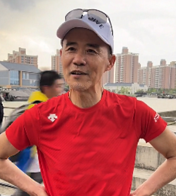 70岁王石身材消瘦撑不起衬衣！携田朴珺与友聚餐，娇妻保养似少女