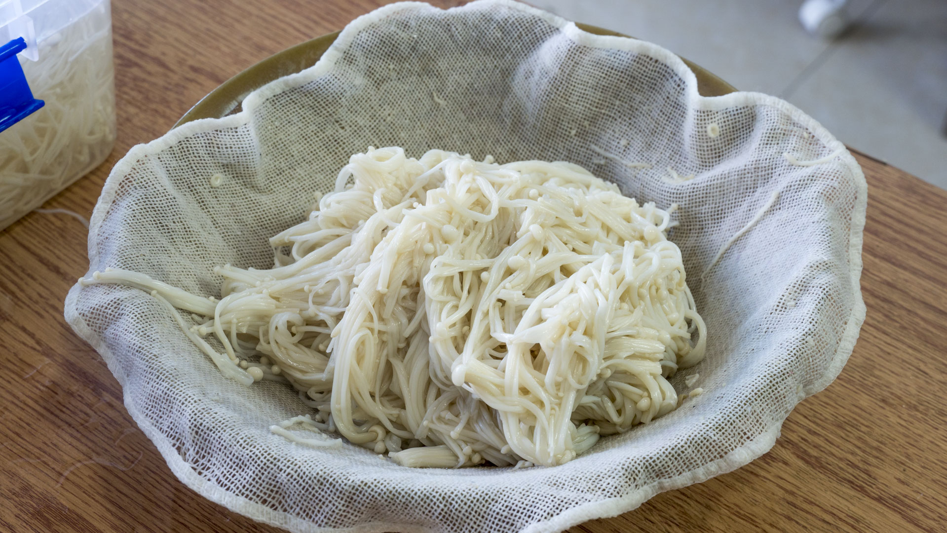 金针菇保存不要直接放冰箱，这样保存，放一个月照样好吃，真实用