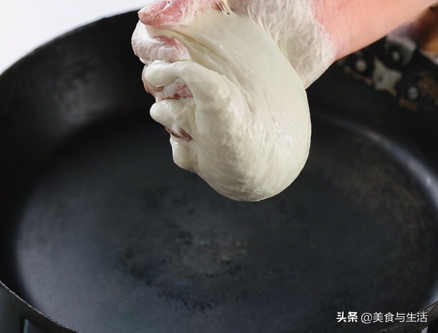 教你在家做春捲，從攤餅皮到成品，步驟簡單詳細，宴客上桌真不錯