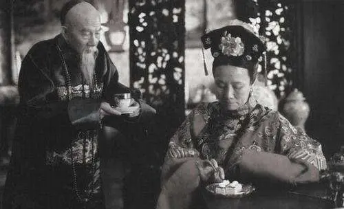 李鸿章的尸骨被人们挂到拖拉机上游街示众、挫