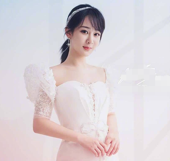 明星赚钱很容易？杨紫拍广告疑用替身，她用P图参加活动