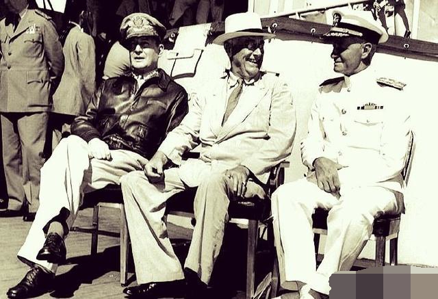 美军二战太平洋战场两位战区司令官，尼米兹和