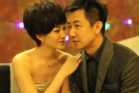 李小冉携富豪老公逛街，夫妻同框似父女，爱情