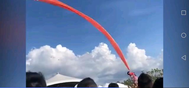 缠卷|女童被风筝缠卷飞至半空 围观者惊声尖叫跳起救人