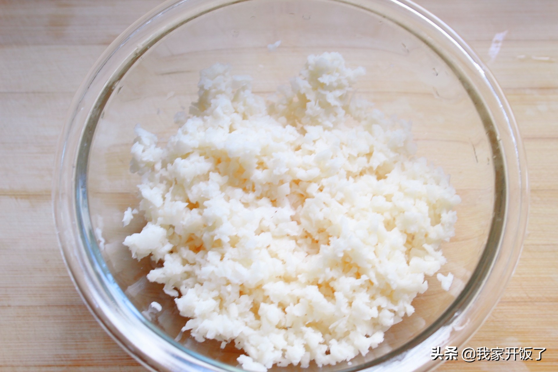 秋天莲藕最鲜，别凉拌了，做成藕饼抢着吃，香脆可口，好吃又滋补