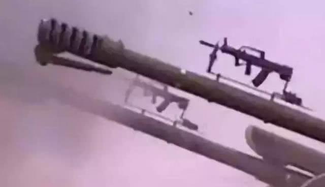 解放军火炮上绑个95步枪干啥？“贫穷”创造出太多土法子