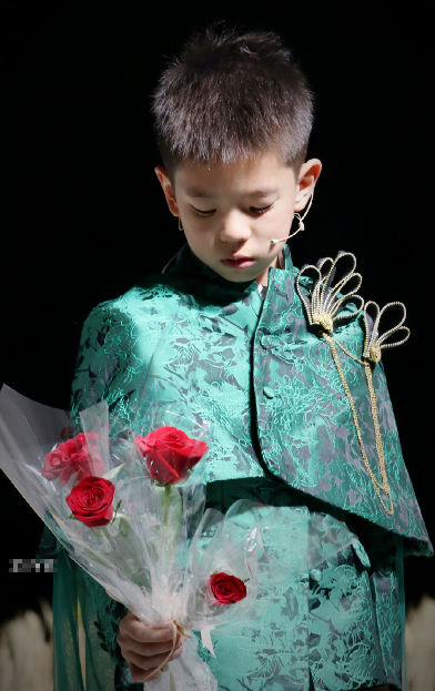 霍思燕兒子音樂劇表演高清照曝光，嗯哼自己寫歌還領舞，星範十足