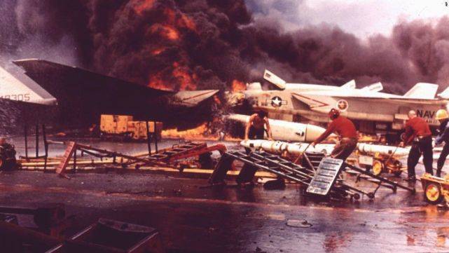 美国航母大爆炸，134人遇难，仅在越南战场停留5天就被迫返航