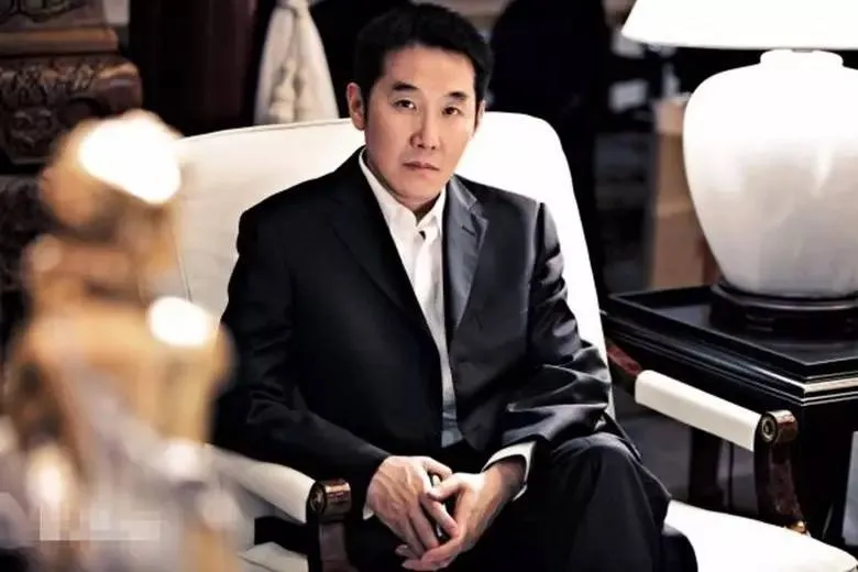从不认父亲,到给父亲买房养老、力捧妹妹,遇