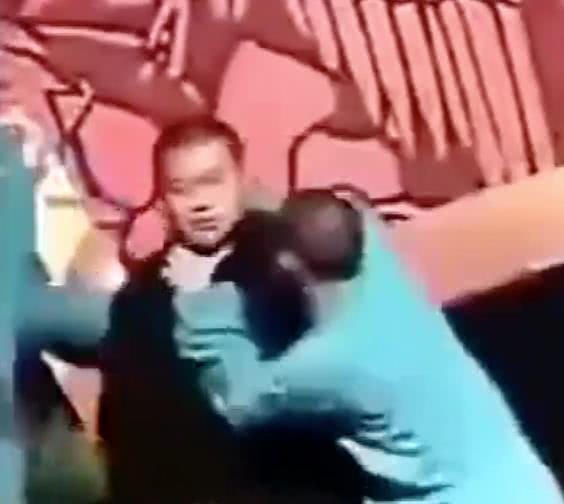 岳云鹏被霸凌的那些年：被曹云金按在台上暴揍