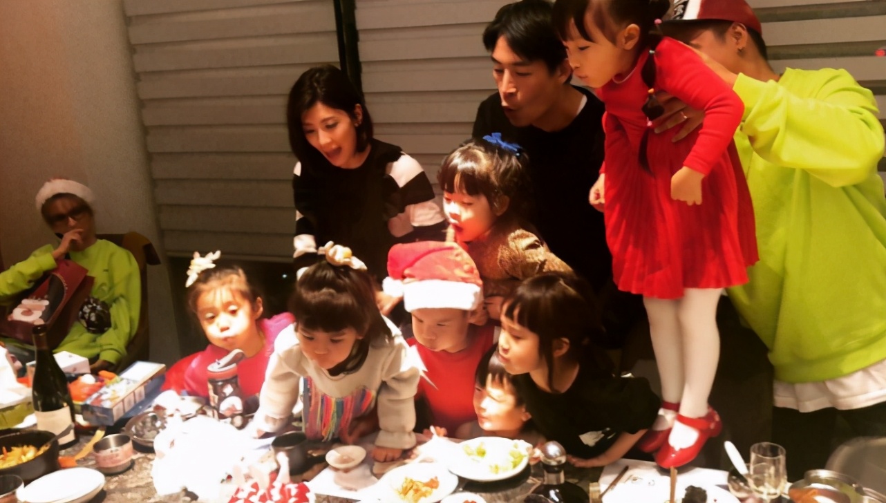 賈靜雯帶女兒們聚會，波妞變小吃貨，為吃蛋糕擠走壽星坐C位萌翻