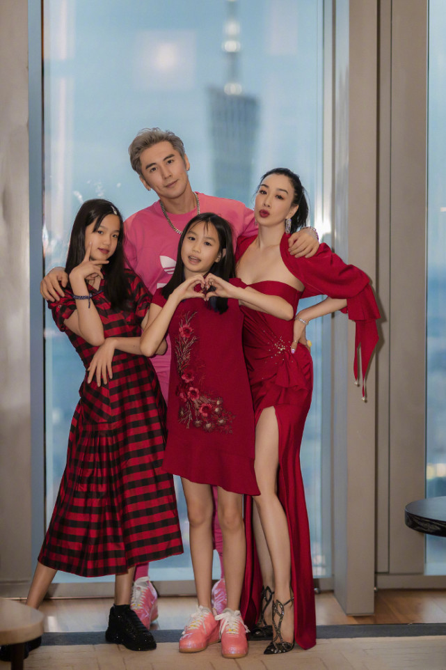 張倫碩花錢買二女兒秘密惹哭對方，曬與妻女合照秀幸福被喊話道歉