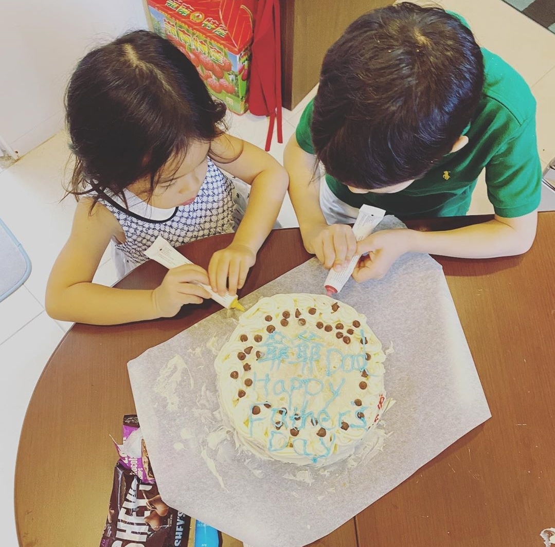 霍啟剛攜三個子女做蛋糕，為郭晶晶慶祝母親節，廚房擁擠超簡樸