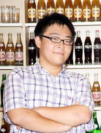 郝劭文：3歲出道10歲片酬千萬，身家卻被父母敗光，只能打工還債