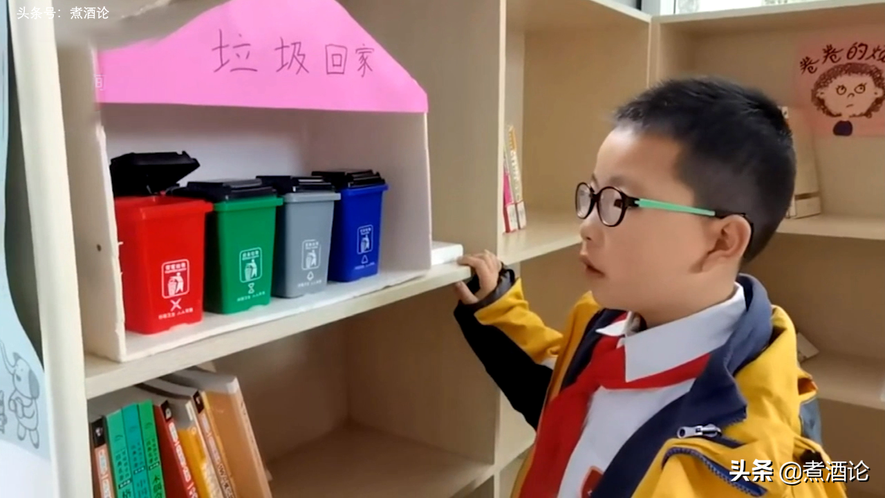 Pupil design gives intelligence to classify dustbin, speak rubbish name to open corresponding bucket lid automatically