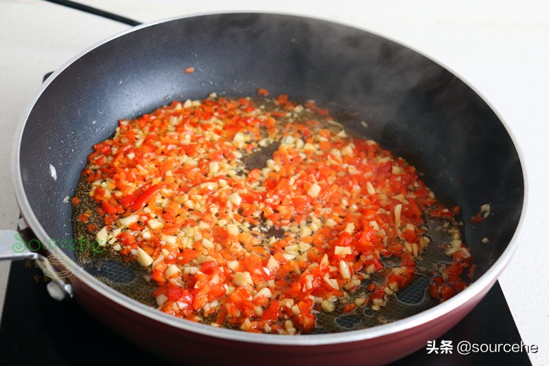 芋头的懒人做法，不炒不炸，用电饭锅煮，软糯香辣，很好吃