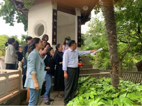 湖北荆门市实验小学党员教师文明湖畔学党史