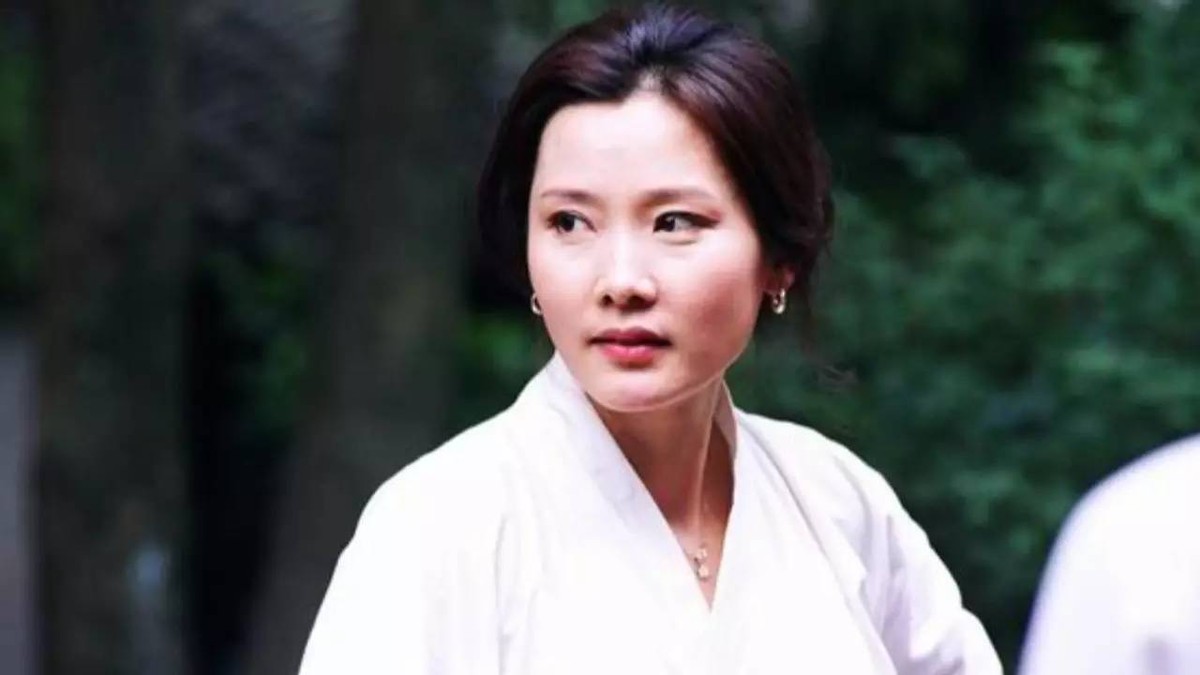 何赛飞年轻时倾国倾城：25岁嫁初恋，32年无绯闻，完美的贤妻良母