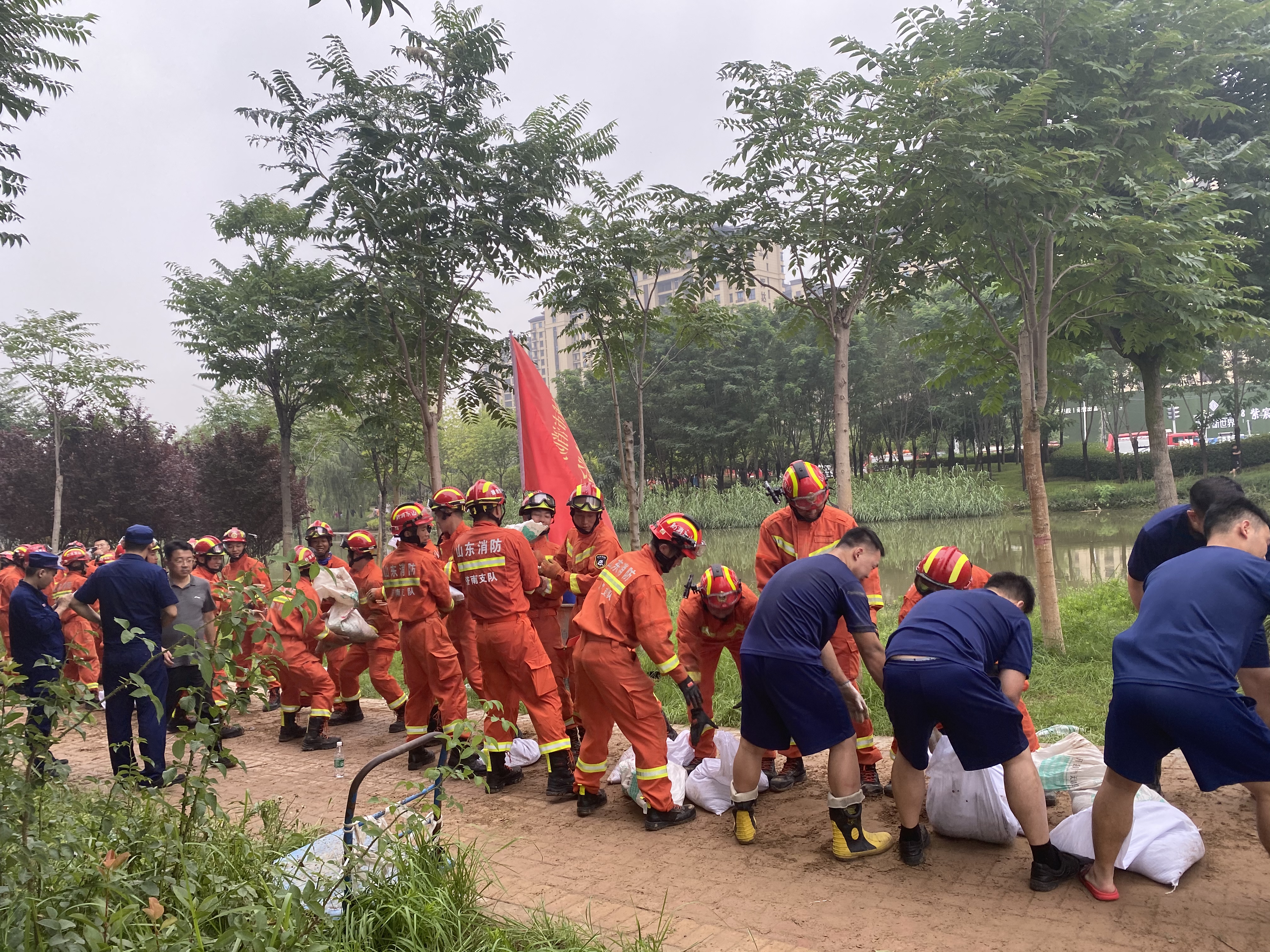 心疼！奋战一夜，消防员小哥哥在潮湿的地上睡着了