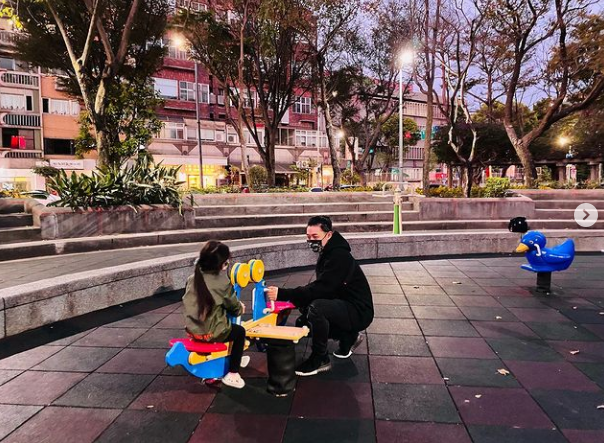 周杰倫曬女兒萌照，小周週騎單車兩個“保鏢”守護，被寵成公主