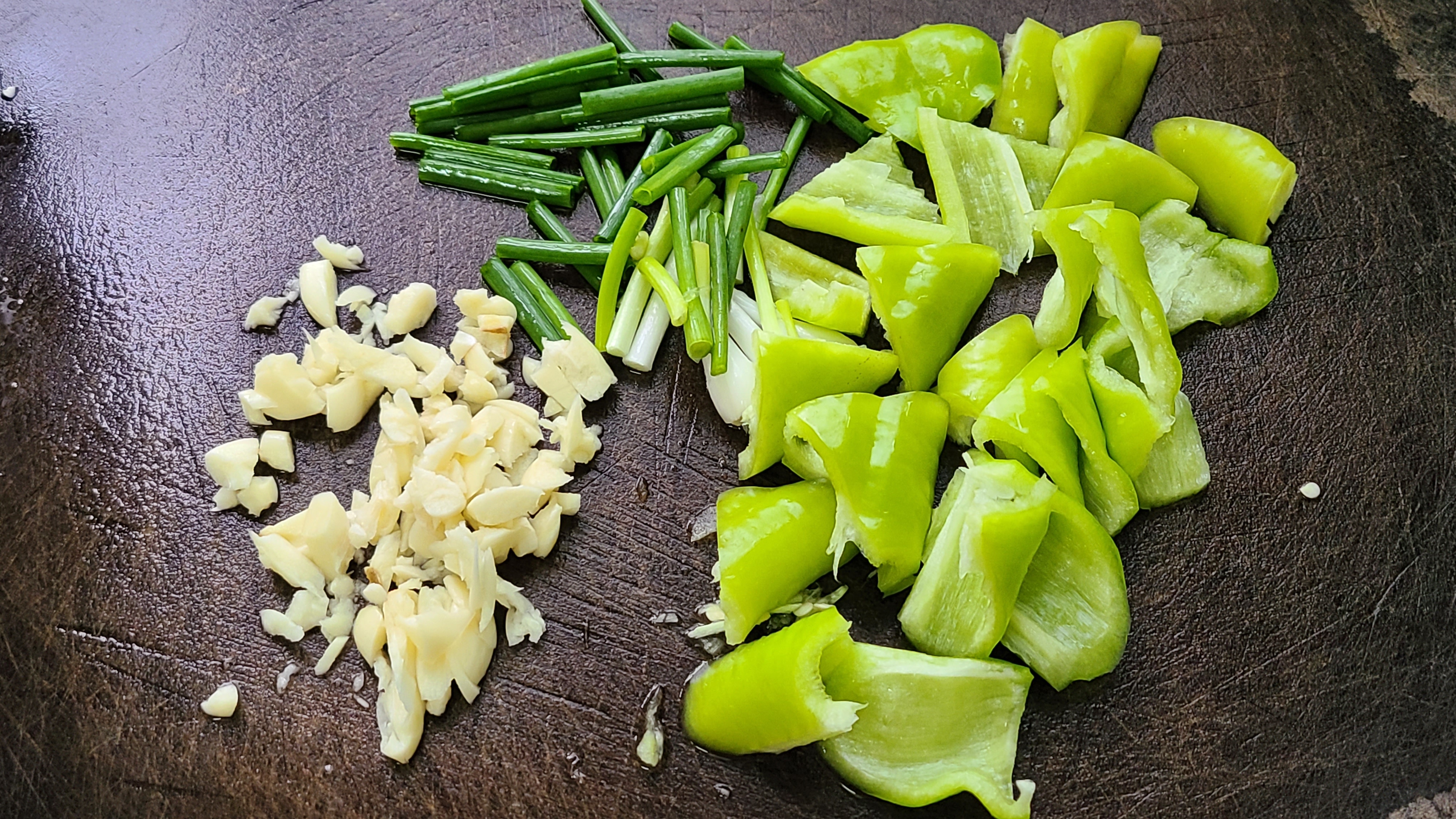 椒盐鱿鱼，是我家经常吃的一道美味家常菜，10分钟就能做好