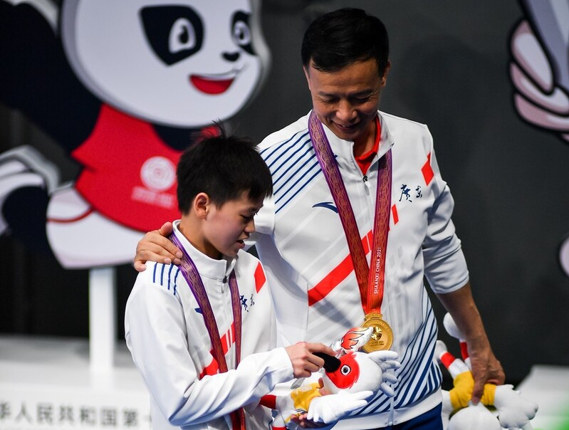 真是难为全红婵了！全村都在帮忙，教练做法很对，师兄已拿到重奖