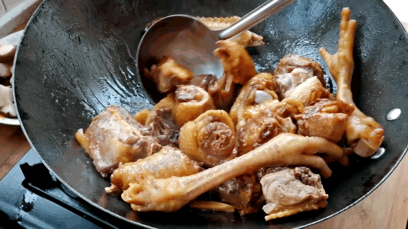 東北名菜小雞燉蘑菇，原來(lái)好吃是有道理的，雞肉不腥不柴味更香