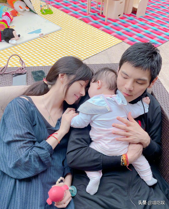 37岁郭碧婷产后暴瘦，素颜带娃脸颊凹陷，骨相美