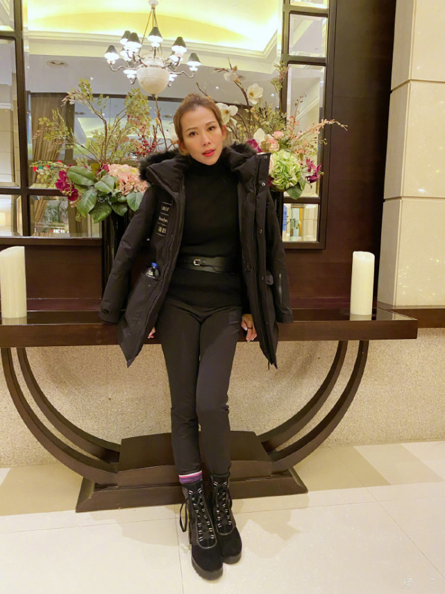 蔡少芬晒老公视角秀身材，生三娃细腰长腿依旧，扎高马尾状态少女