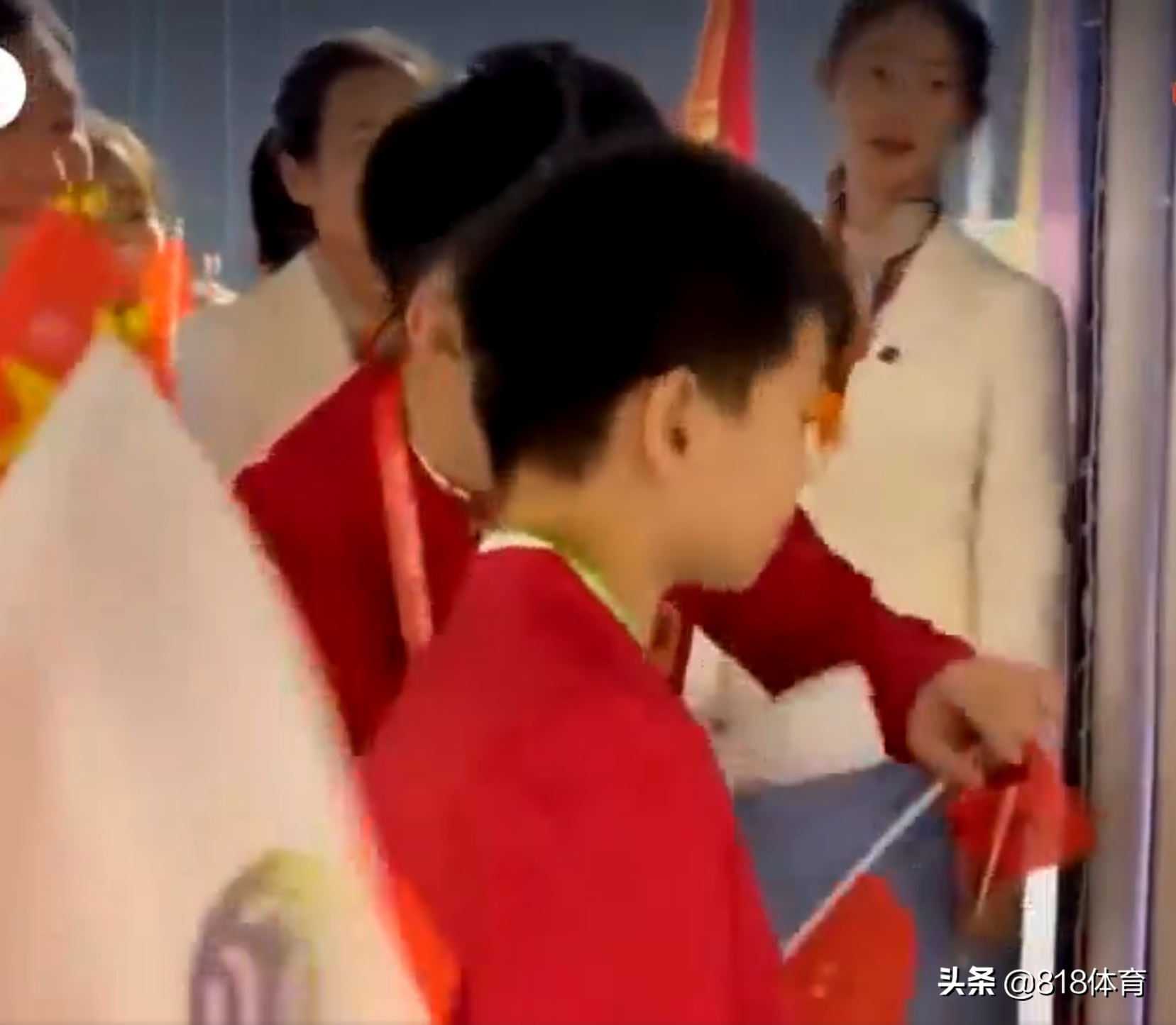 乖巧!全红婵开幕式候场,小姐姐称赞:你真厉害!红姐点头微笑:谢谢!