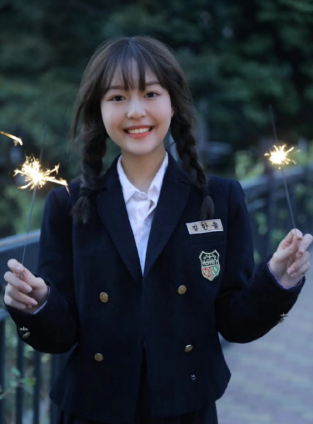 王思聪在泰国被拍到和一女孩街头逛夜市，看清