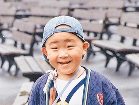 郝劭文：3歲出道10歲片酬千萬，身家卻被父母敗光，只能打工還債