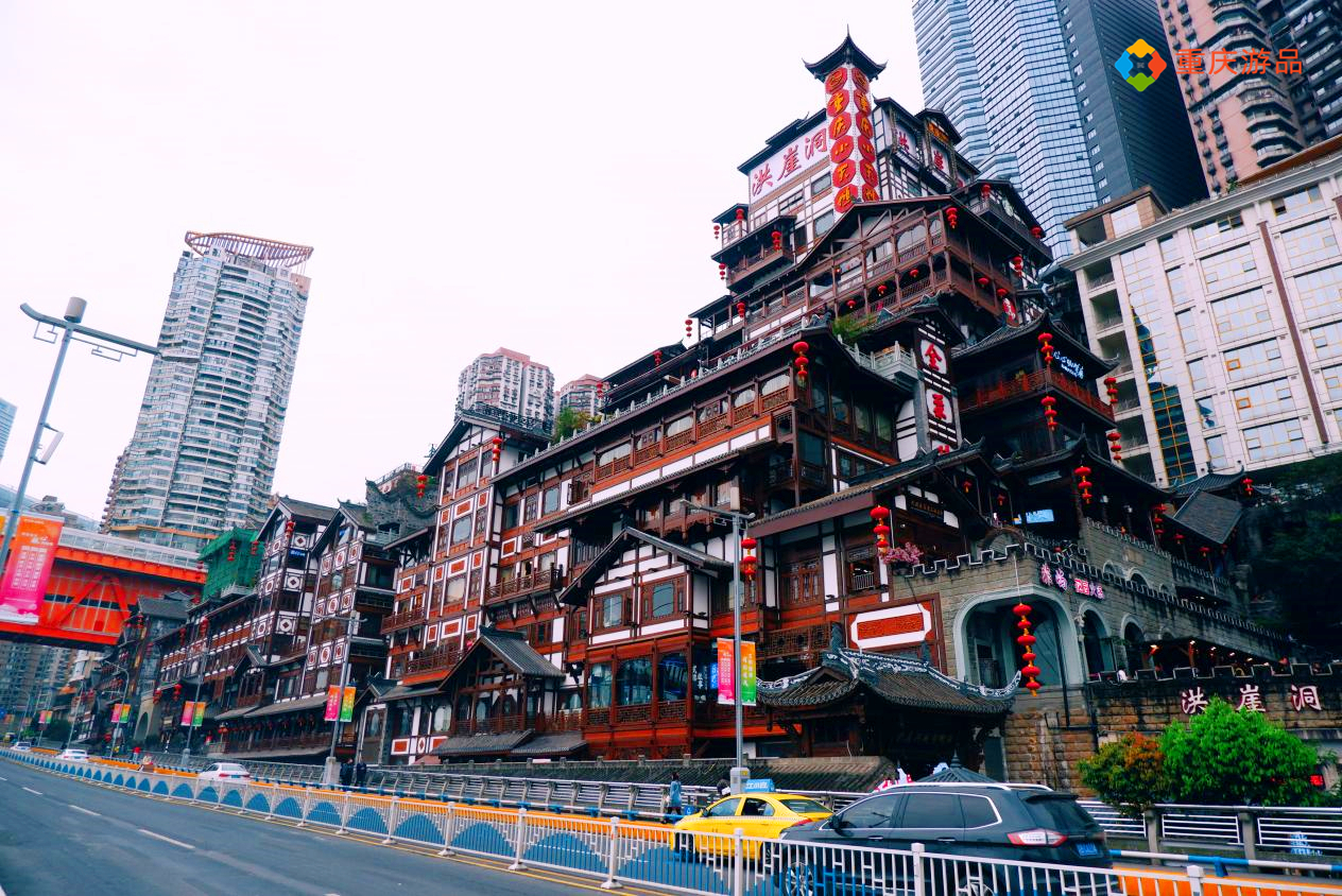 白天的洪崖洞没人喜欢？游客都是晚上才去，看看重庆人怎么说