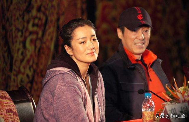 巩俐与71岁老公十指紧扣逛街，诡异地出现了第三