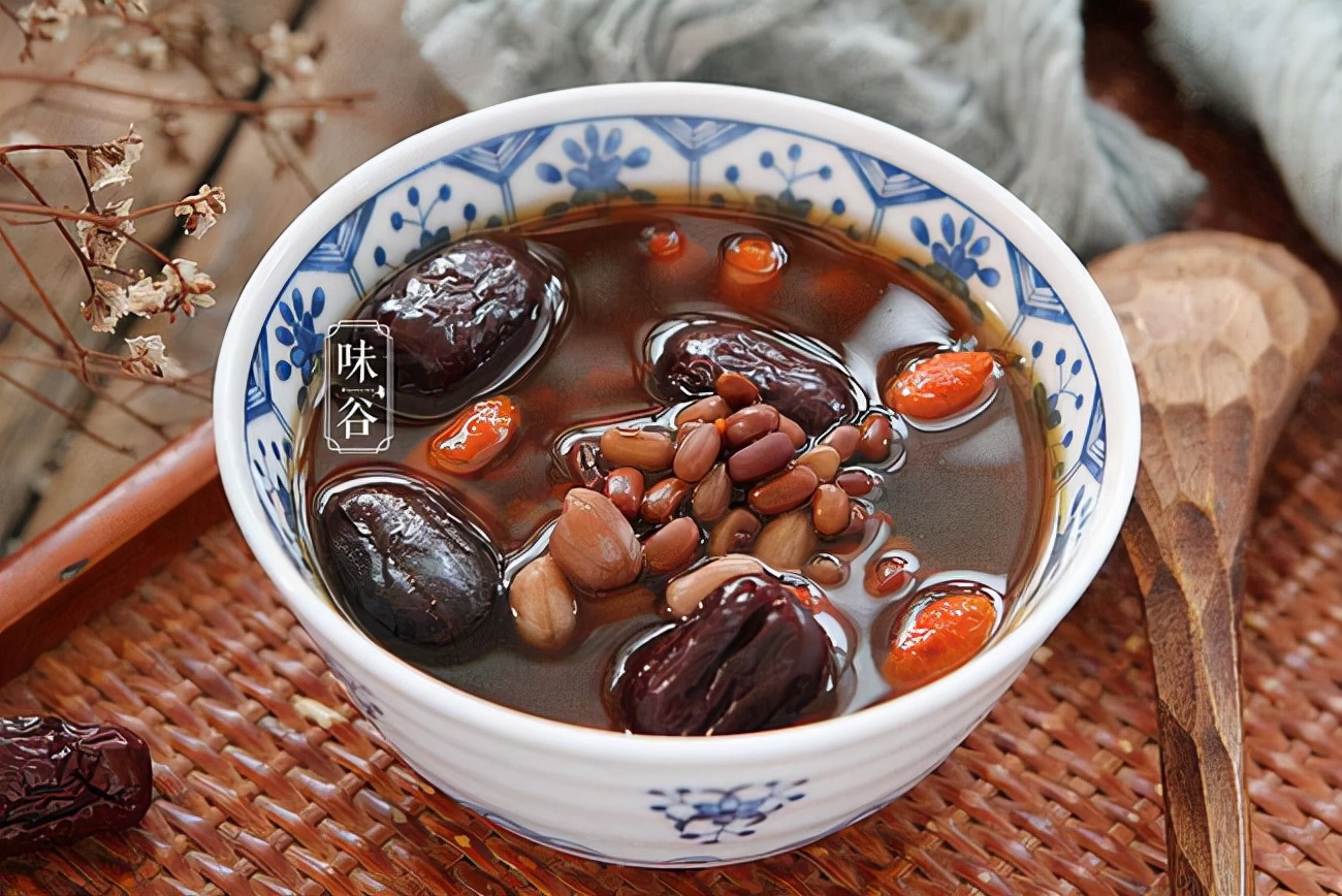 天凉了，聪明女人常喝这“五红汤”，营养易吸收，面如桃花好度秋