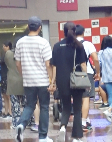 网友偶遇袁咏仪买名牌包，张智霖在旁等候，随时准备掏15万元买单