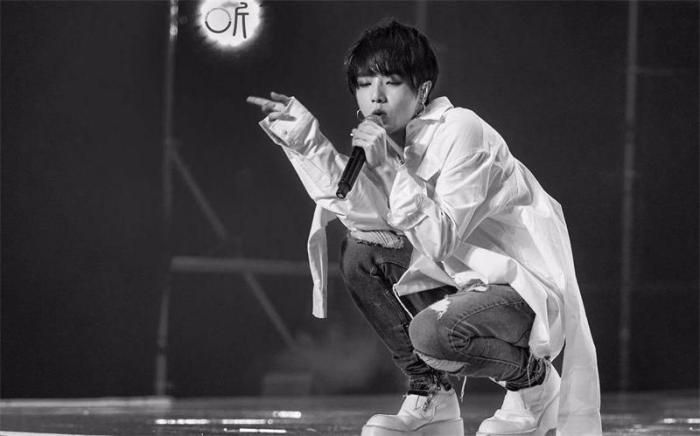 Hua Chenyu is celebrated 6 years continuously unripe wear same a dress, it is to force disease or ceremonial move after all