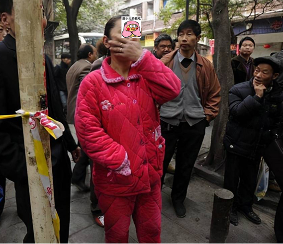 一个是“睡衣妈妈”，一个是“选美妈妈”，不同穿衣影响孩子成长