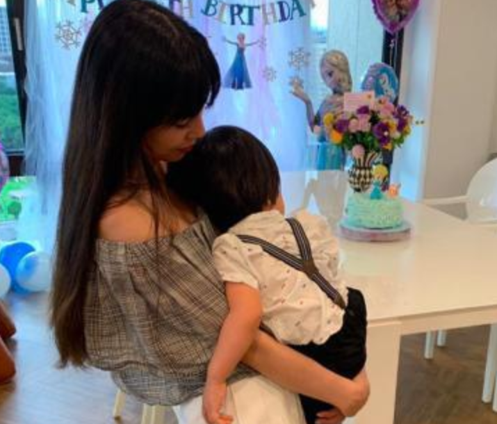 王力宏太太才34岁就生下3个孩子，还都坚持母乳喂养，母爱真伟大