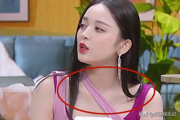 娜扎录节目有多着急？衣服袖子穿错，看着都替她勒脖子