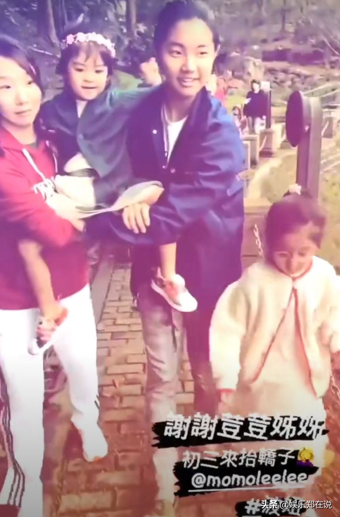 賈靜雯女兒坐“轎子”，咘咘戴眼鏡文質彬彬，Bo妞換牙憨態可掬