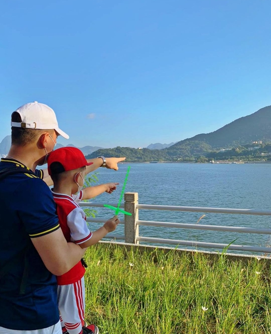 胡杏兒老公週末帶兒子放風，奕霆吃雪糕神態喜感，父子同框超有愛