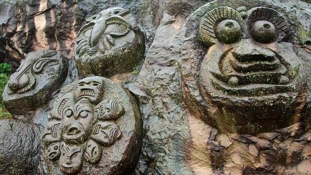 重庆丰都“最大鬼”，高138米，宽217米，嘴宽2