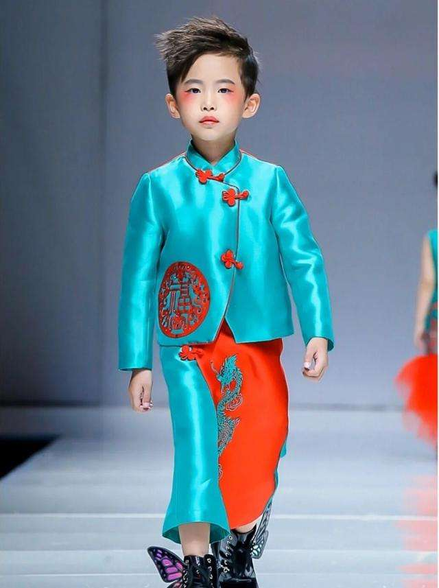 易烊千玺7岁弟弟创造魔方世界纪录，仅学习9个月每天苦练6小时