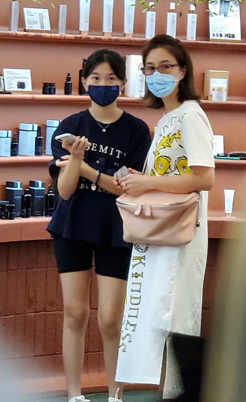 关咏荷现身商场，美貌好身材被赞保养有道，牵着女儿像姐妹