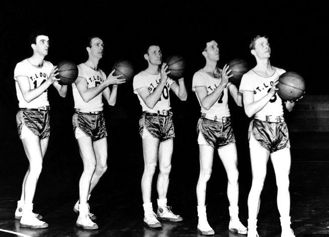 NBA球衣進化史，從短衣短褲到褲子長度到膝，喬丹的一個舉動引領了潮流！-黑特籃球-NBA新聞影音圖片分享社區