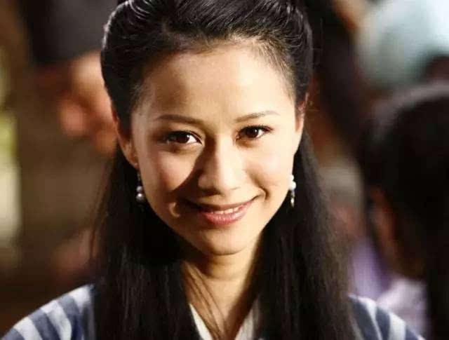 曾经的内衣女王，如今沦落为妈妈专业户，42岁中