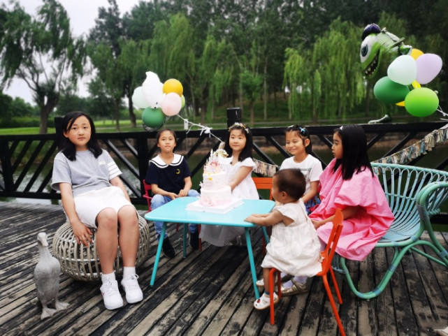 张亮为女儿庆6岁生日，妹妹穿公主裙对着蛋糕许愿，似长发版天天