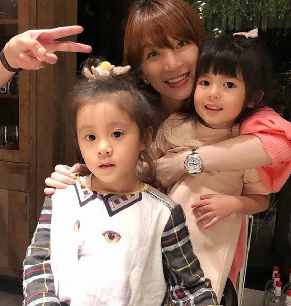 波妞超爱美，在家要学咘咘戴眼镜，合影还要把衣服拉开链子