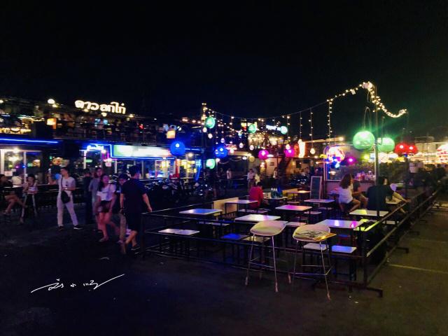 Thailand’s most lively "net celebrity" night market, crowded with people every day, many Chinese tourists go to check in